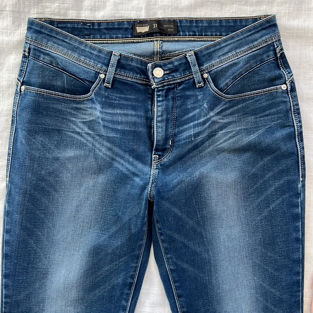 Women Levi’s Revel size 31. Demi curve skinny